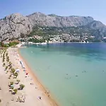 Beachfront Plaza 아파트