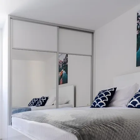 Beachfront Plaza Apartment *