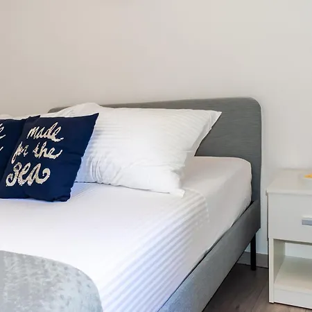 Beachfront Plaza Apartment *