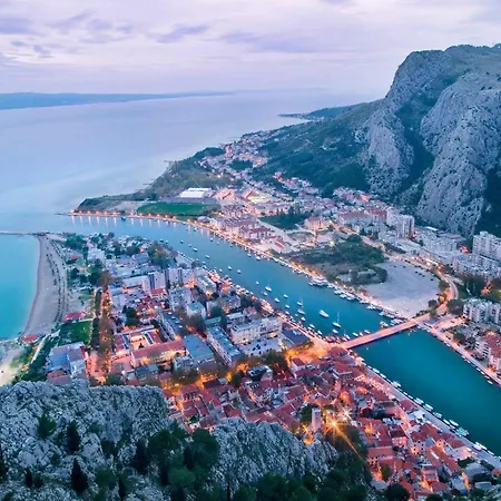 Beachfront Plaza Apartment Omiš