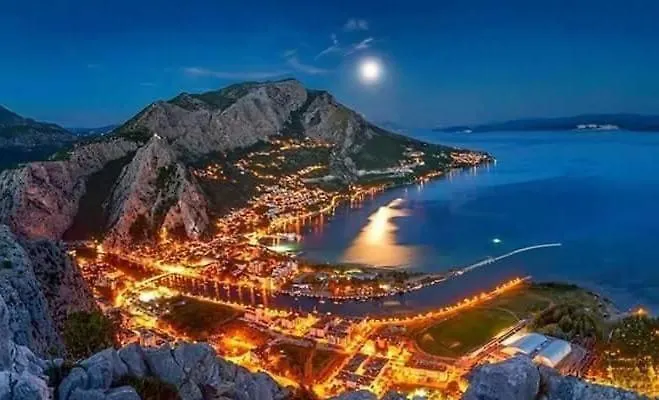 Beachfront Plaza * Omiš