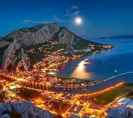 Beachfront Plaza * Omiš