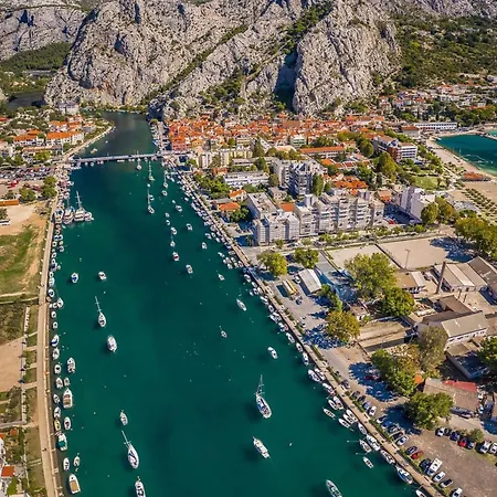 Beachfront Plaza Apartment Omis