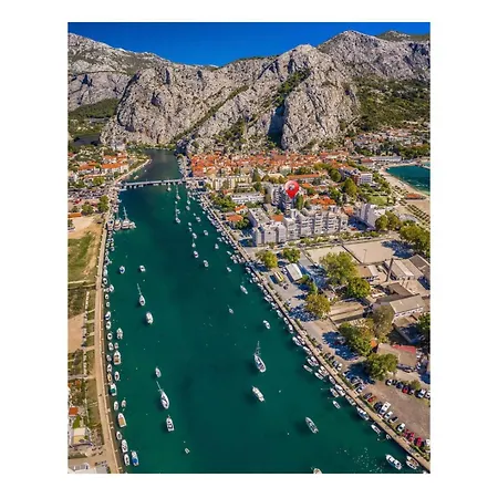 Beachfront Plaza Apartmán *