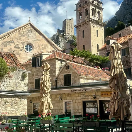 Beachfront Plaza * Omiš