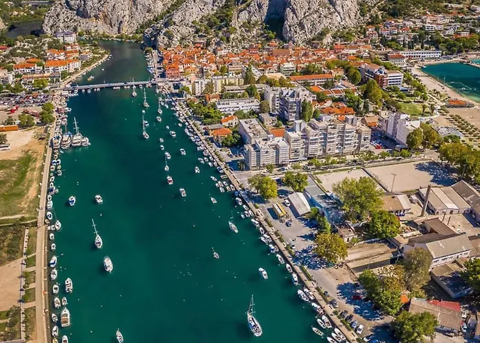Beachfront Plaza Apartment Omiš