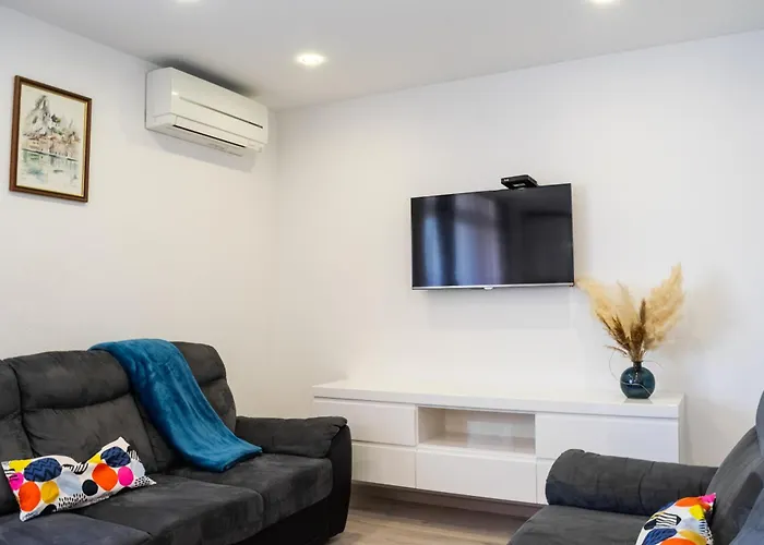 Beachfront Plaza Apartment Omiš