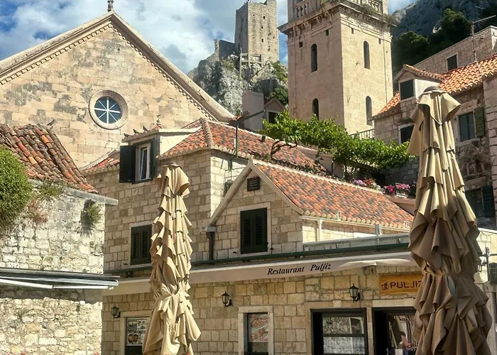Beachfront Plaza * Omiš